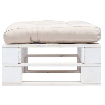 Tuinpoef met zandkleurig kussen pallet hout wit