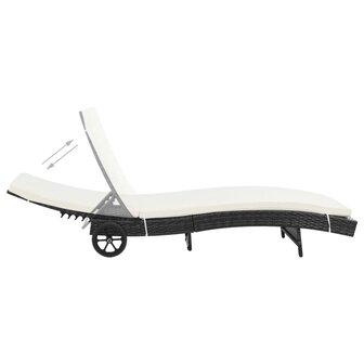 Ligbed met wielen en kussen poly rattan zwart