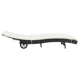 Ligbed met wielen en kussen poly rattan zwart