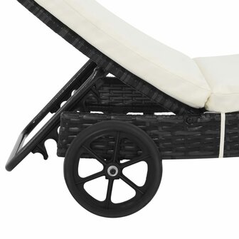 Ligbed met wielen en kussen poly rattan zwart