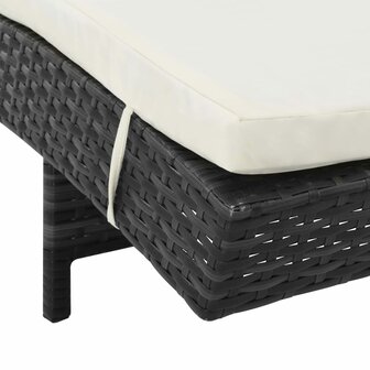 Ligbed met wielen en kussen poly rattan zwart