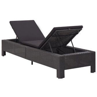 Ligbed met kussen poly rattan zwart