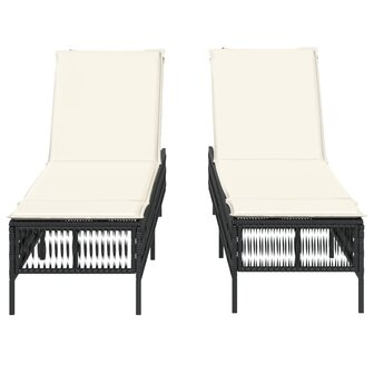 Ligstoelen 2 st met kussens poly rattan zwart
