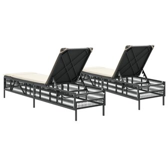 Ligstoelen 2 st met kussens poly rattan zwart