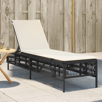 Ligbed met kussen poly rattan zwart