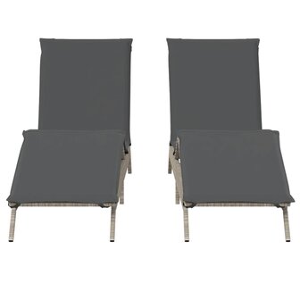 Ligstoelen 2 st met kussen poly rattan lichtgrijs