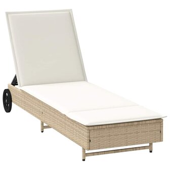 Ligbed met wielen en kussen poly rattan beige