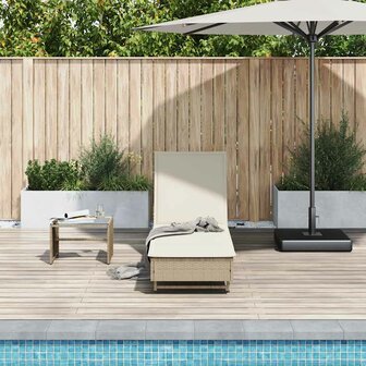 Ligbed met wielen en kussen poly rattan beige