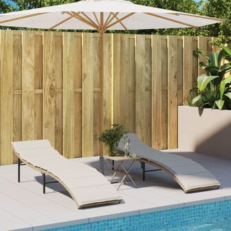 Ligstoelen 2 st met kussens poly rattan beige