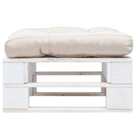 Tuinpoef met zandkleurig kussen pallet hout wit