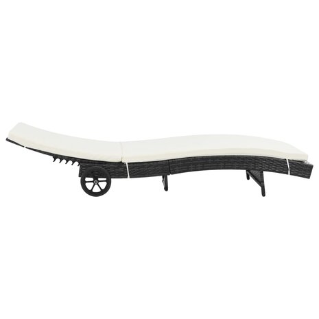 Ligbed met wielen en kussen poly rattan zwart