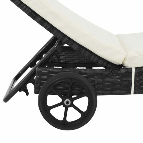 Ligbed met wielen en kussen poly rattan zwart