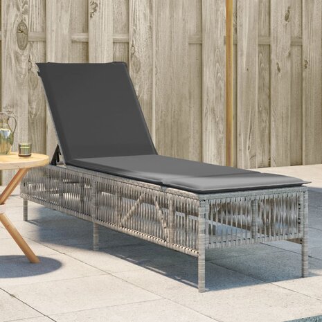 Ligbed met kussen poly rattan lichtgrijs