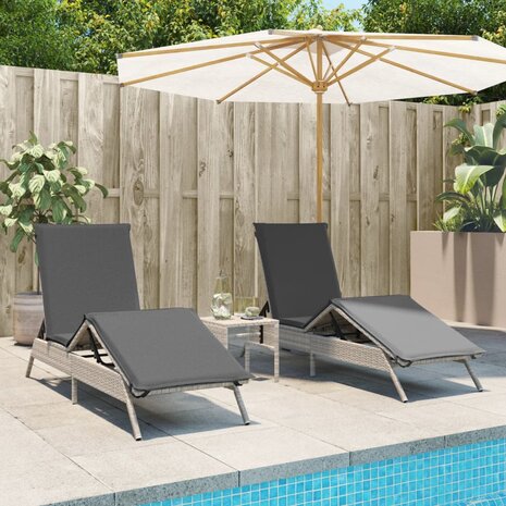 Ligstoelen 2 st met kussen poly rattan lichtgrijs